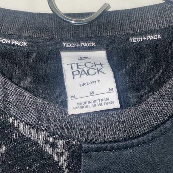 Nike Sportswear Dri-FIT ADV Tech Pack Men's Black Crew Sweatshirt DM5507-010 - Picture 3 of 4